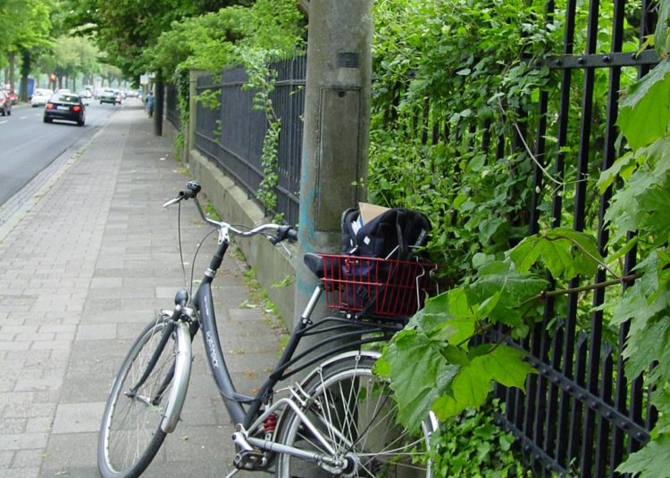 ADFC - Fahrradparken auf Gehweg