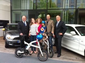 Effizienzhaus erhält zwei BMW-Pedelecs / Alte Batterien dienen als Stromspeicher