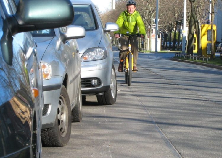 Zu wenig Abstand: Gefahr bei sich öffnenden Autotüren / Foto: ADFC/Jens Schütte
