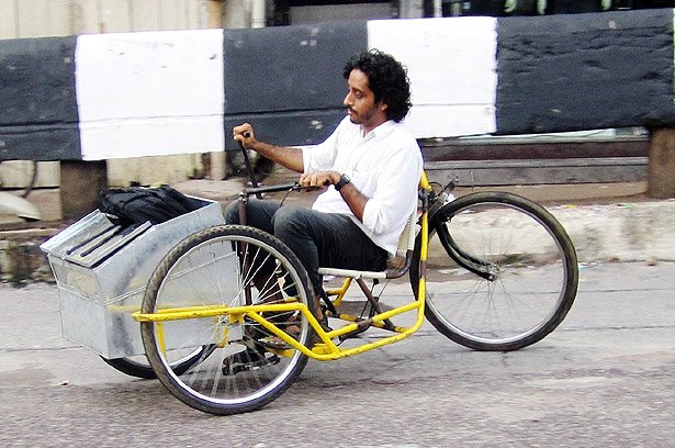 Somnath Ray testet das neue Lasten-Tricycle für Behinderte