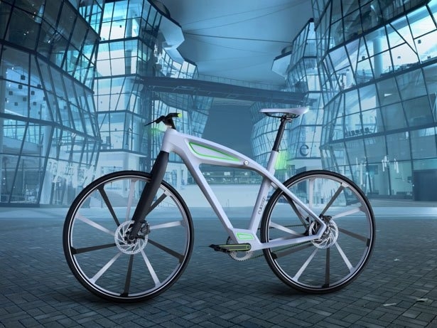 eCycle vor futuristischem Hintergrund