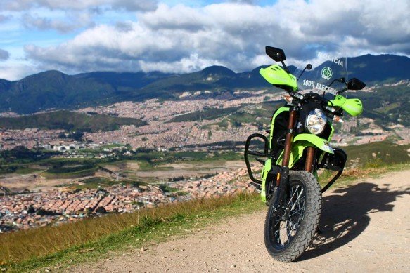 Zero Polizei-E-Motorrad vor Landschaft