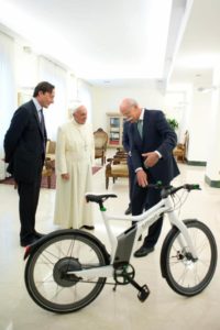 Papst Franziskus bekommt Elektrofahrrad