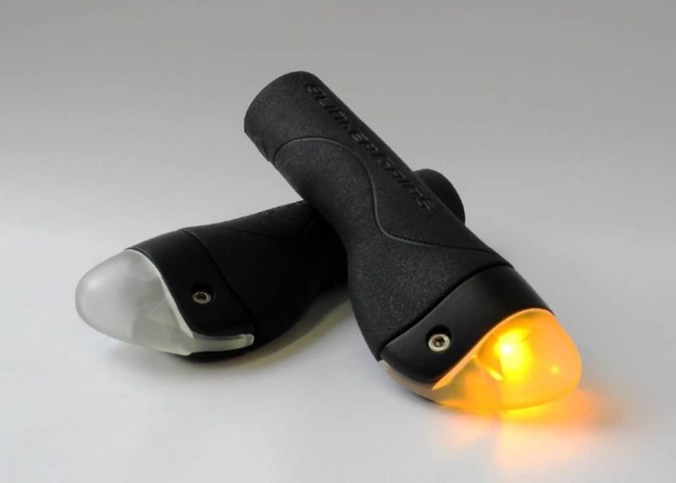 Zwei BlinkerGrips - einer angeschaltet / Foto: BlinkerGrips