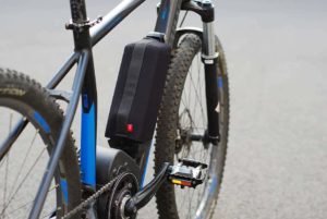 Fahrer verpackt Bosch-Akkus gegen Kälte