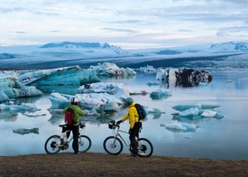 Nachtfahrt zur Sommersonnenwende an der Gletscherlagune von Jökulsárlon / Foto: © 2013 pedelec-adventures.com | Susanne Brüsch