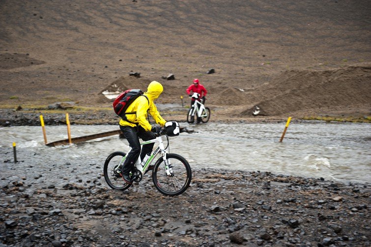 eflow, 66°North Regenkleidung und Ortlieb Rucksäcke bewähren sich im Regentest / Foto: © 2013 pedelec-adventures.com | Susanne Brüsch