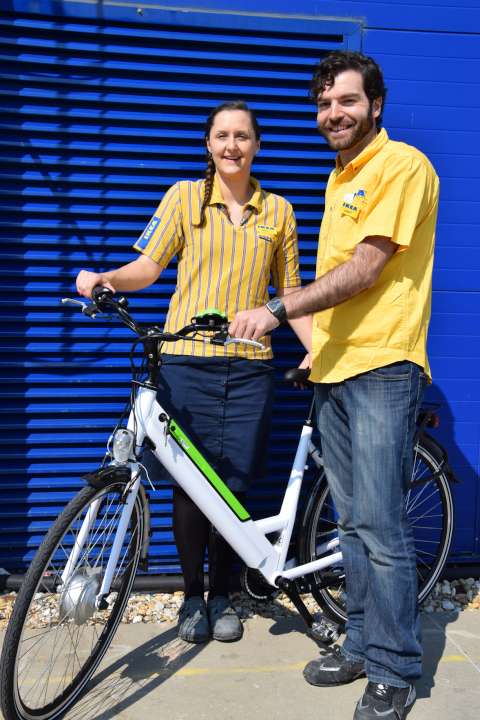 Ikea Damen-E-Bike Folkvänling mit Mitarbeitern / Foto: Ikea