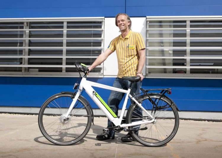 Ikea Herren-E-Bike mit Mitarbeiter / Foto: Ikea