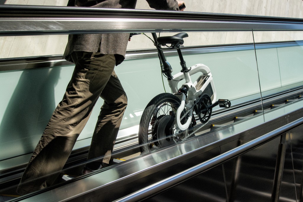 Klever Q25 auf einer Rolltreppe / Foto: Klever