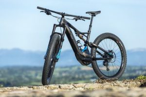 Heiß und fett: Specialized serviert 2016 E-MTBs