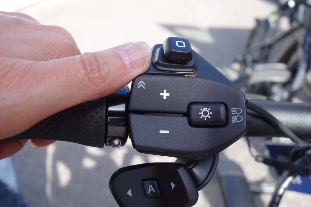 Die Lichttaste verleiht der Kontrolleinheit Auto-Feel. Das "A" steht für Automatik der Wahl des Ganges beim Getriebe.