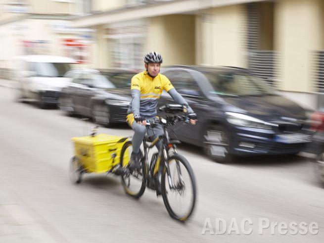 ADAC Helfer fährt eBike