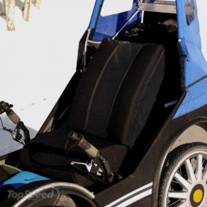 Der bequeme Sitz mit Rückenlehne und Lenkgriffen