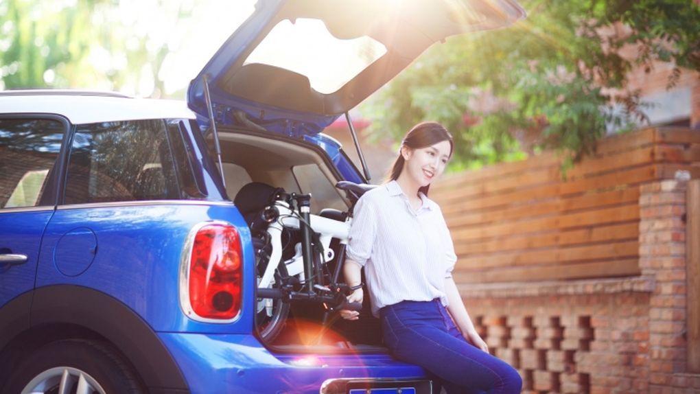 Das Xiaomi Mi Qicycle passt gefaltet in den Auto Kofferraum