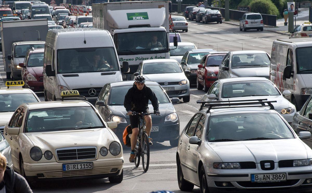 Verkehr in Berlin. Leipziger Strasse, aufs Auto ausgerichtet