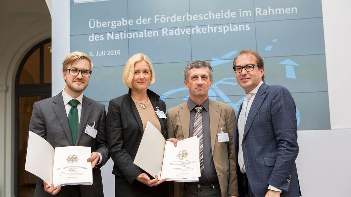 Die Förderbescheinigung wechselt die Hände