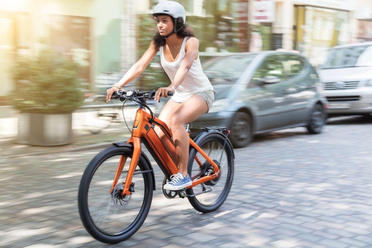 Fährt mit Technik der Premium e-Bikes