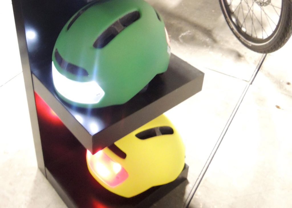 Helm mit integrierten Lichtern von Torch