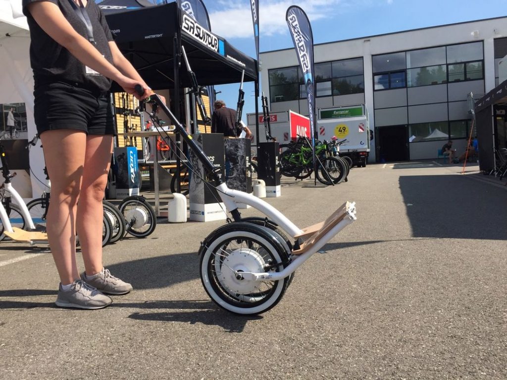 FlyKly zeigt elektrische Tretroller
