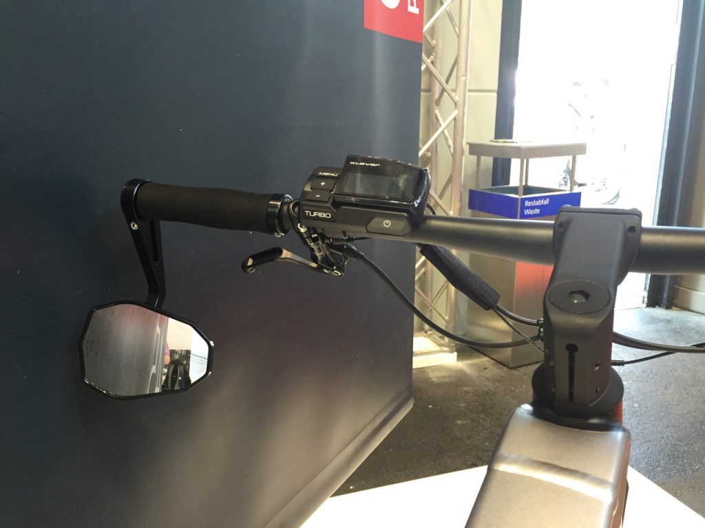 Das Model X Cockpit mit S-Pedelec Spiegel