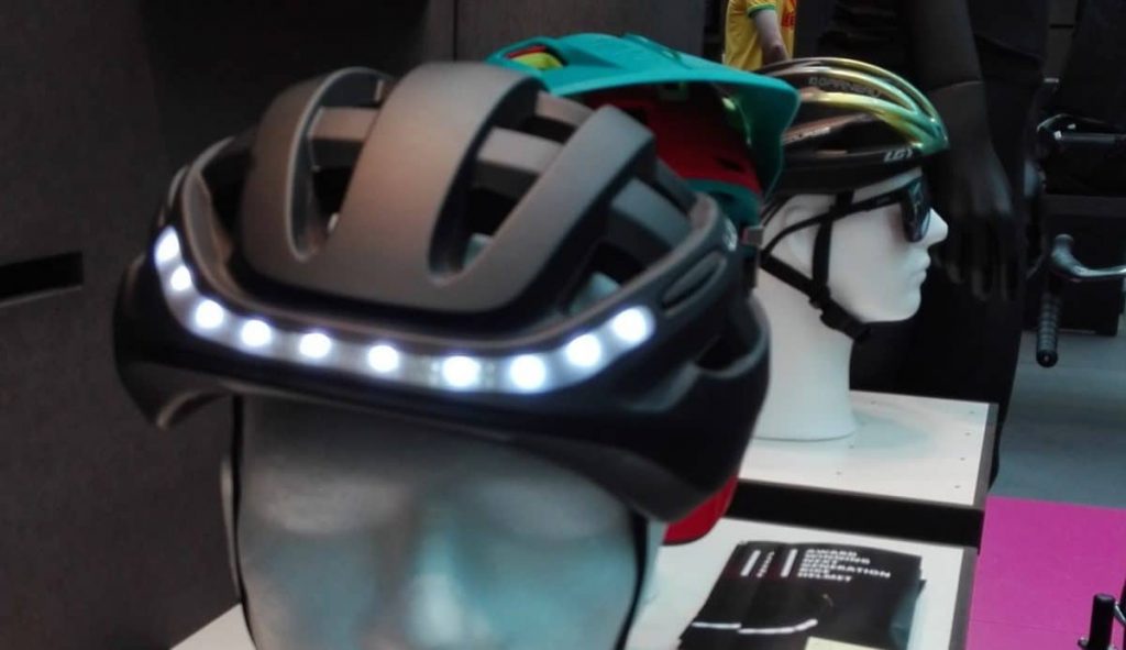 Die Frontlichter im Lumos Helm zeigen dem eBike Zubehör 2017 die Richtung