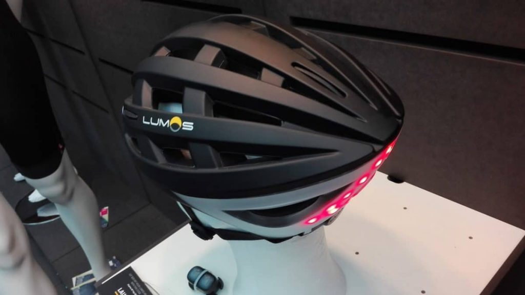 Der Lumos Helm Next Generation mit integrierten Lampen orientiert sich am Fahrradhelm-Look