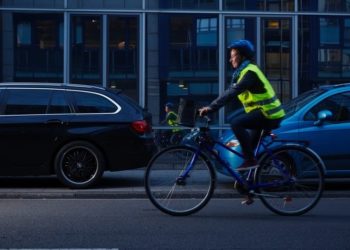 Auch in der DUnkelheit gut zu sehen, Radfahrerin mit Reflektoren.