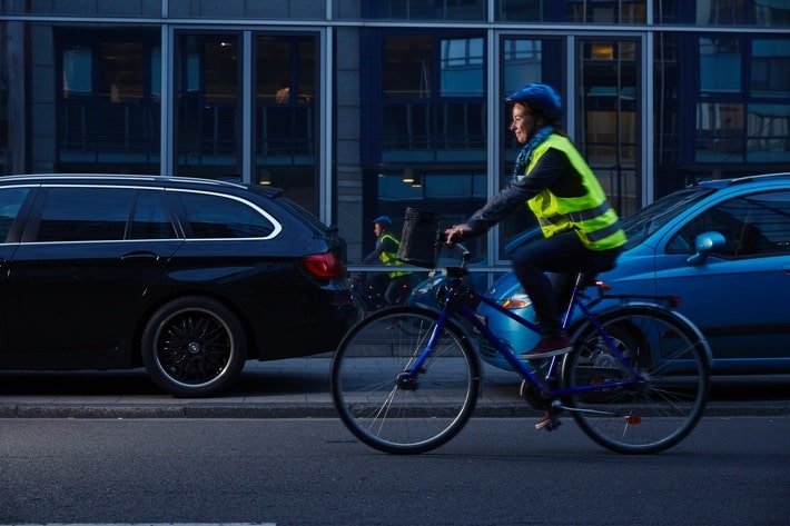 Auch in der DUnkelheit gut zu sehen, Radfahrerin mit Reflektoren.