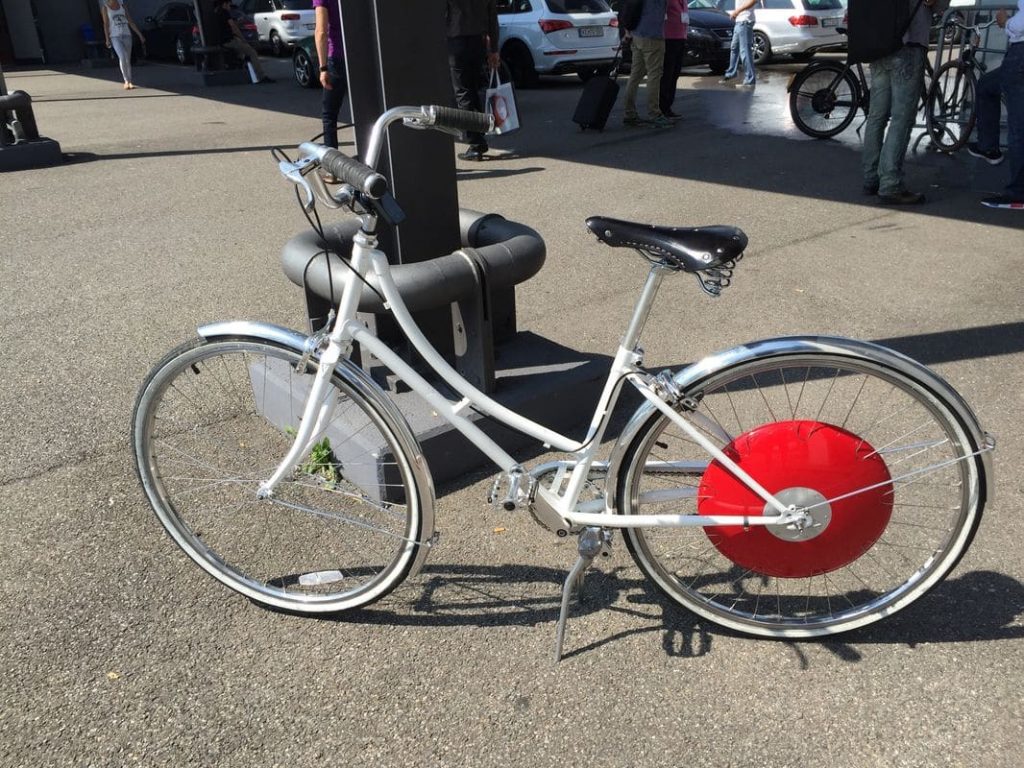 Ein knallrotes Elektro-Rad steht weißen Bikes gut