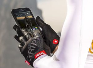 Gewinne die perfekten e-Bike Handschuhe mit Hirzl
