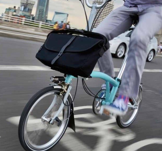 Modell für Brompton e-Bike mit Tasche vorne