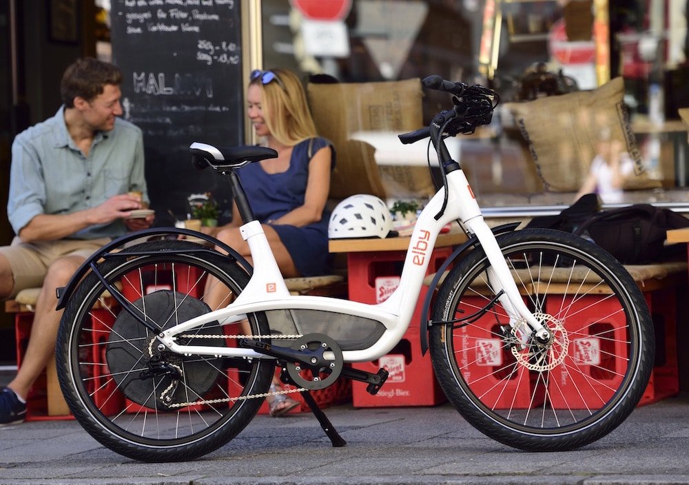 Elby e-Bike in Weiß vor Straßencafé
