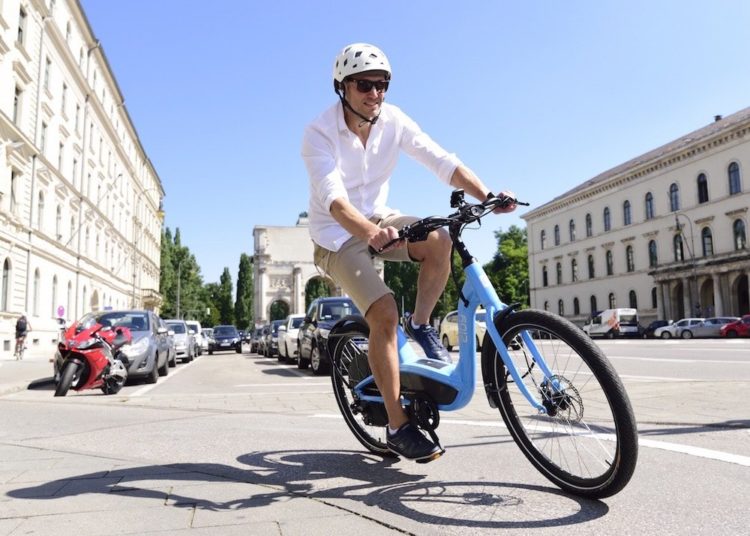 Mann fährt Elby e-Bike