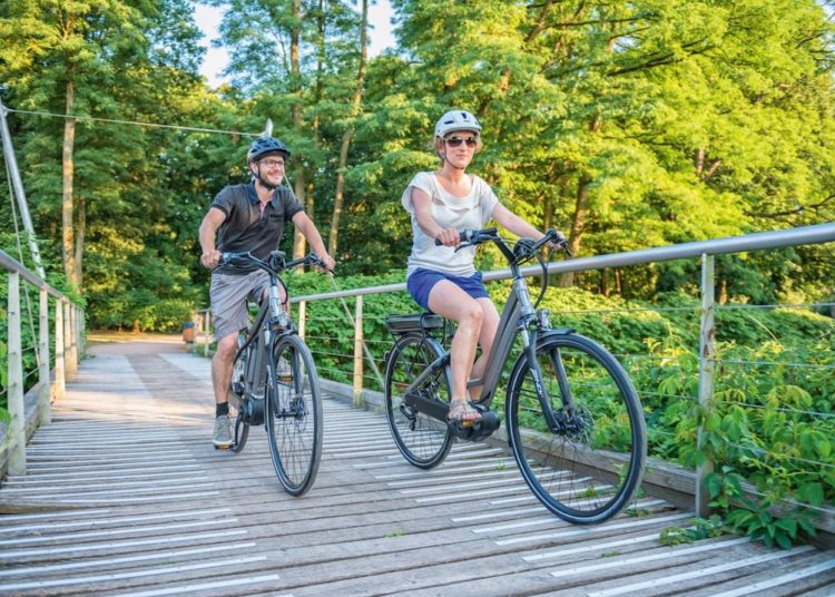 Reise E-Bikes: Zu zweit auch längere Strecken unterwegs