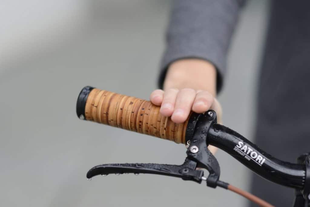 Lenkergriffe aus Birkenrinde für Bambus e-Bike MyVolta Betula Manus_bmproducts_Birchbarkunic_5sm_800px