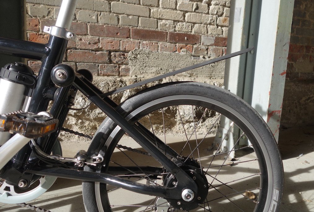 ausgerolltes Regenschutz-Gummi am Ahooga e-Bike