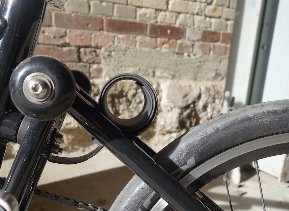 eingerolltes Regenschutz-Gummi am Hinterrad des Ahooga e-Bike