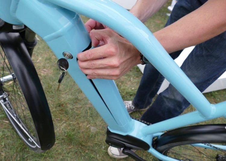 PowerTube 500_Öffnen der Rahmen-Klappe nach oben