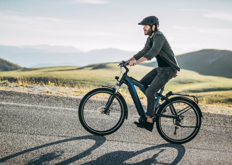 Riese & Müller 18_Supercharger_Mountain_electric-blue-metallic_outdoor
