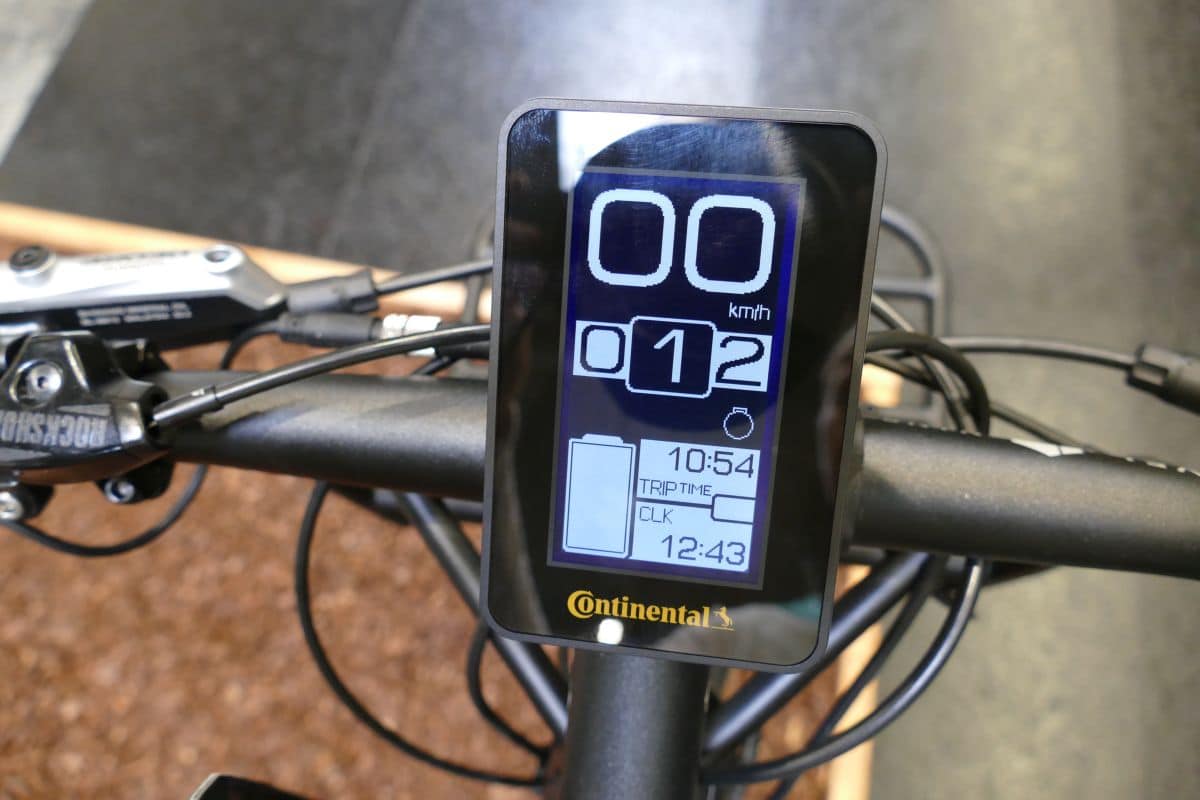 Display des Continental 48V e-Bike Motor zeigt Geschwindigkeit, Fahrstufe, Trip- und Ladestanddaten an