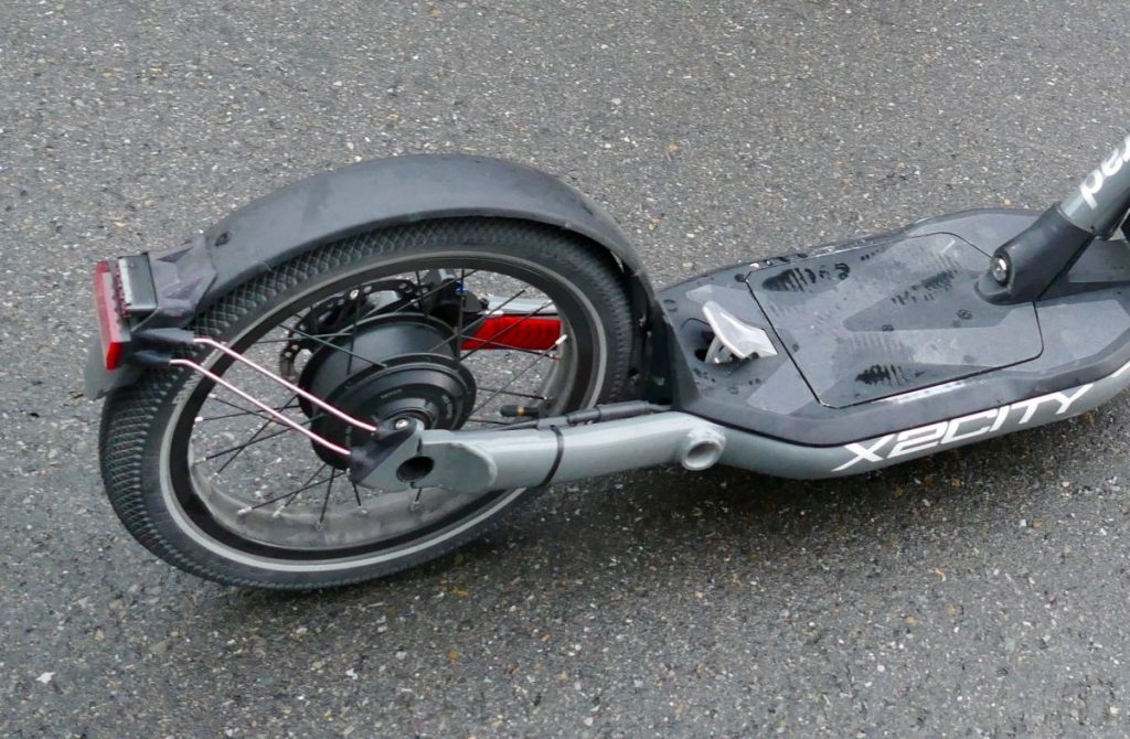 Nabenmotor im Hinterrad und Pedal auf Trittbrett