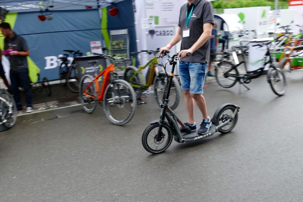 Stehend Pedelec fahren auf X2CITY e-Tretroller von BMW Motorrad