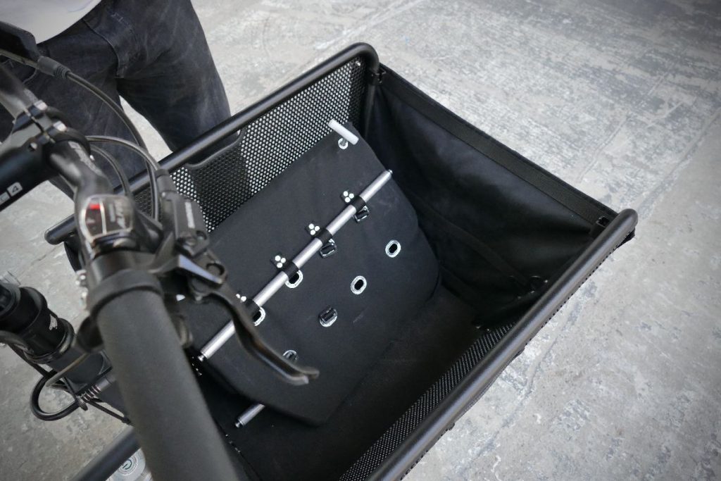 e-Lastenrad muli cycle Ladekorb ausgeklappt für Kindersitz