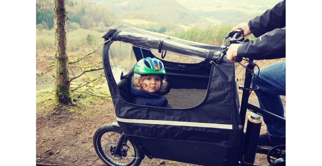 e-Lastenrad muli cycle Regenverdeck über Ladekorb mit Kindersitz