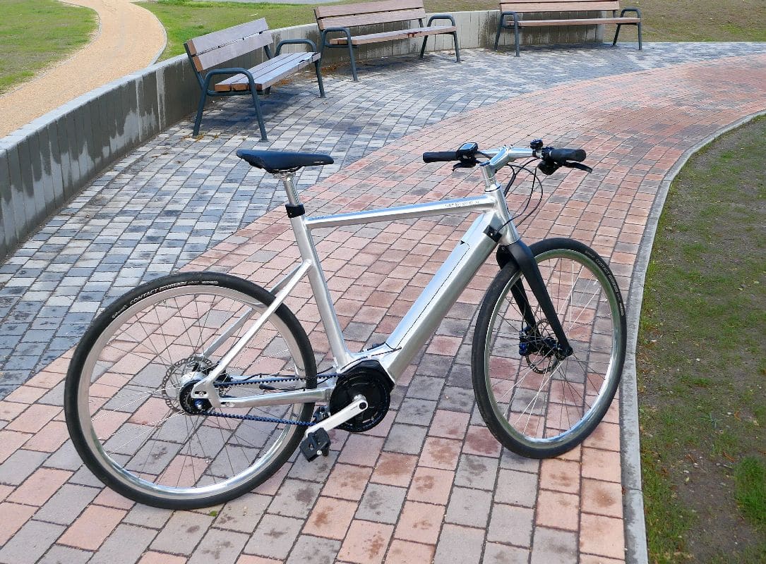 Test SD1 Urban e-Bike von HNF NICOLAI P1000184 SD1 rechts vor parkbänken