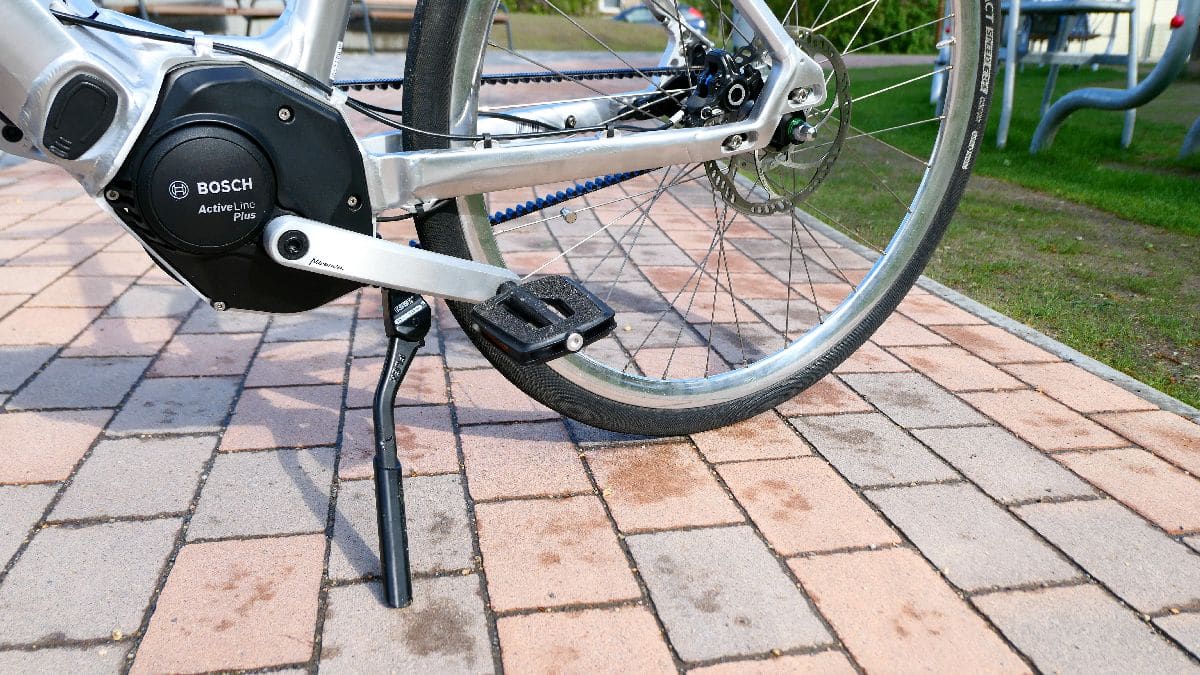 Test SD1 Urban e-Bike von HNF NICOLAI P1000190 SD2 links Detail Ständer Motor Pedale_b_h_WM