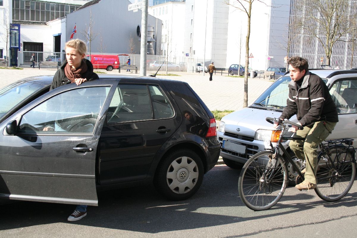 forsa Studie Radfahren Gefahren Helm VA_04_offene_Autotuer_(c)_ADFC,_Norgand_Schwarzlose,