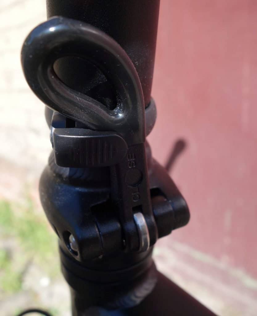 Hochklappen und Verriegeln des Lenkers im FIDO Test