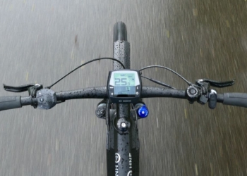 Schweiz - XD2 Urban e Bike Test HNF NICOLAI P1000150 HNF Lenkerperspektive mittig ohne Hände Regentropfen b h Display h k WM